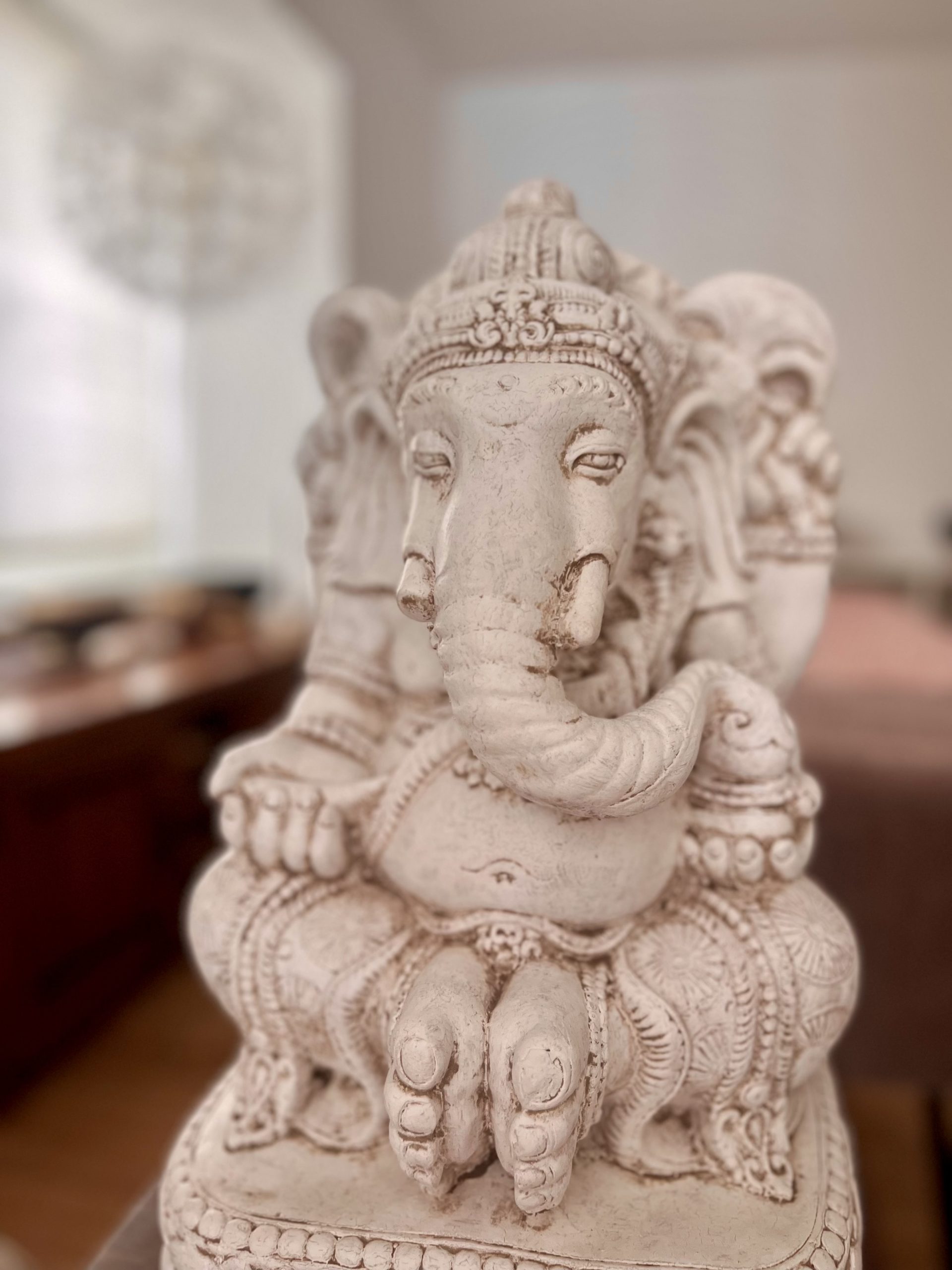 Statue en pierre de Ganesha, divinité hindoue, posée dans un cabinet de thérapie holistique